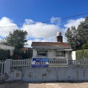 Hermosa Casa – Zona Comercial – Con Departamento – Todos Los Servicios